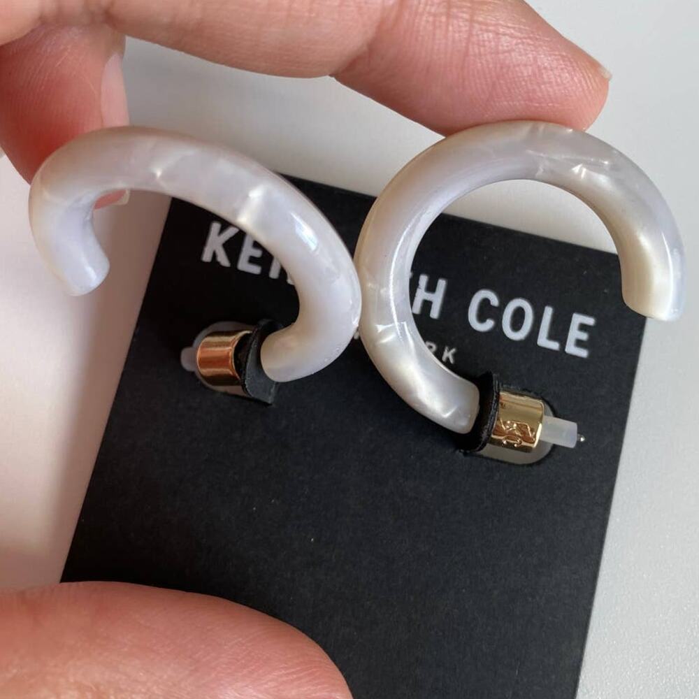 Kenneth Cole New York White Resin Hoop Earrings Gold Tone Posts NEW Marbling - Picture 2 of 9